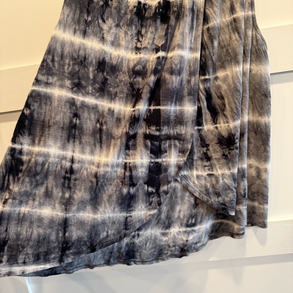 Torrid Black and Gray Tie-Dye Tank Top - Picture 6 of 8